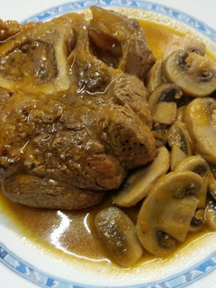 Una foto de Ossobuco de ternera con champiñones