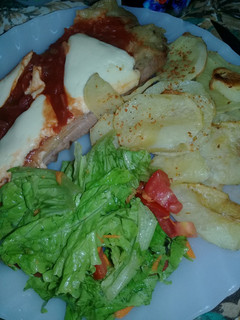 Una foto de Matambre a la pizza con papas al horno y ensalada