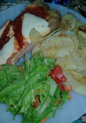 Una foto de Matambre a la pizza con papas al horno y ensalada