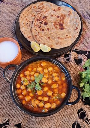 लच्छा पराठा और चना मसाला रेसिपी मुख्य फोटो