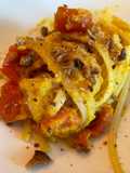 Linguine con crema di peperone giallo e alici, pomodorini confit, pane nero tostato e lime