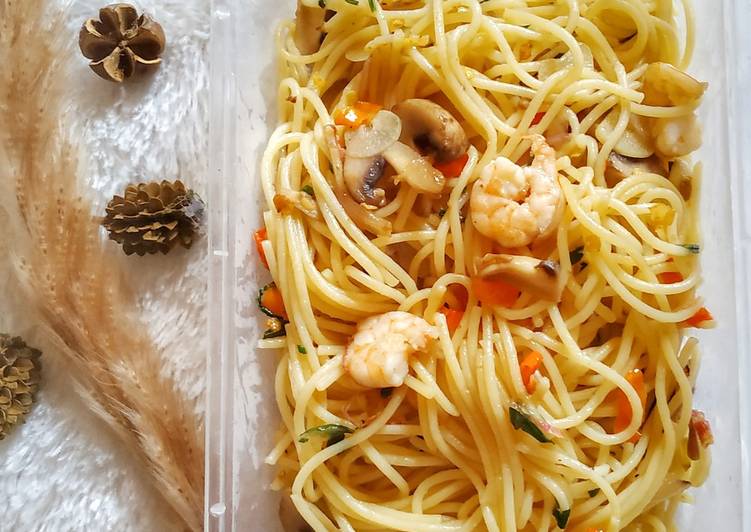 Bagaimana Menyiapkan Spaghetti aglio lio udang jamur simple yang Enak Banget