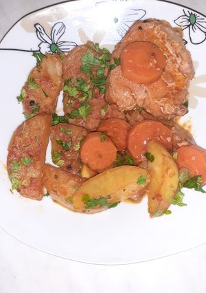 O poză a rețetei Mușchi de porc cu cartofi și morcovi.