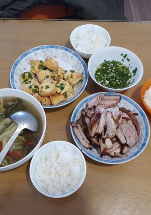 Hình của món Canh dưa sườn chua + thịt rán + đậu rán tẩm hành.
