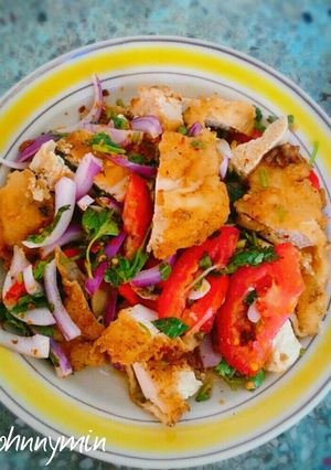 A picture of Yum gai tod (chicken fry salad) thai food.