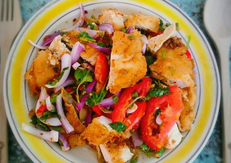 Yum gai tod (chicken fry salad) thai food
