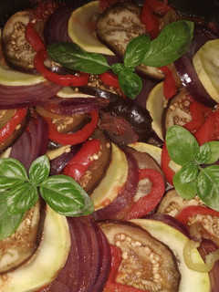 Una foto de Ratatouille de berenjena, zucchini y algo más