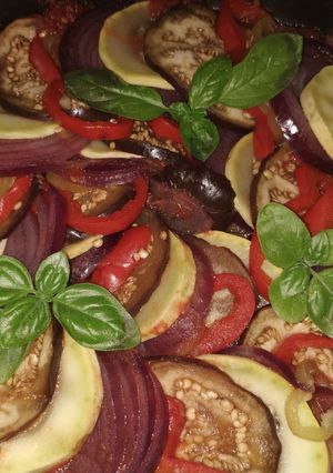 Una foto de Ratatouille de berenjena, zucchini y algo más