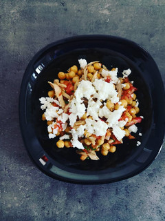 Una foto de Ensalada mediterránea de garbanzos