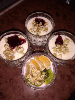 Una foto de Yoghurt - Avena, nueces y mermelada de Frambuesa