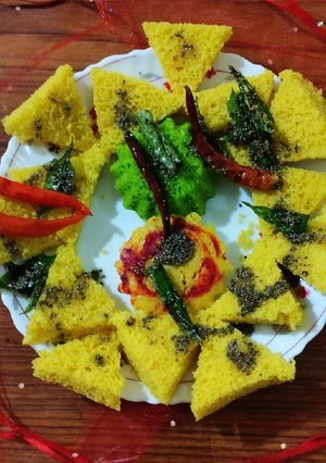 A picture of Chatpate dhokale.