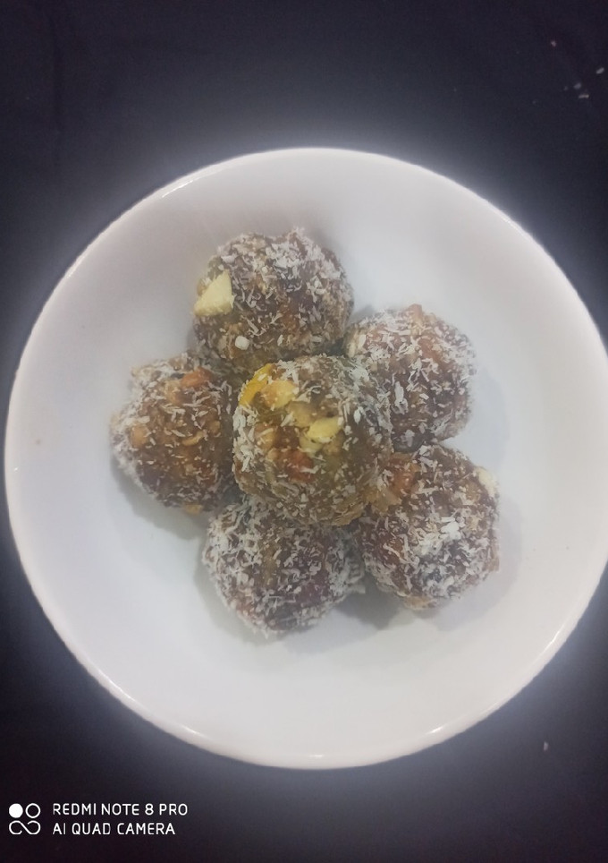 A picture of Walnut dates laddoo.