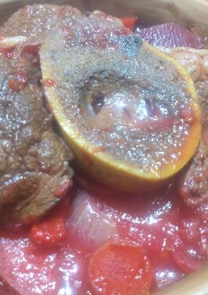 Una foto de Cazuela de ossobuco y verduras cortadas en base de remolacha