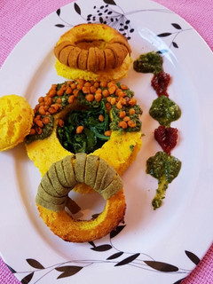 A picture of Baked dhokla doughnuts with spinach sauce.