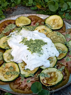 Una foto de Ensalada de burrata con calabacín a la plancha