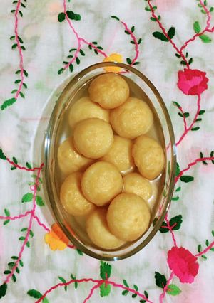 A picture of Ras Bora / Sweet Dumplings.