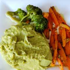 Una foto de Hummus de arvejas y palta