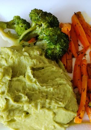 Una foto de Hummus de arvejas y palta