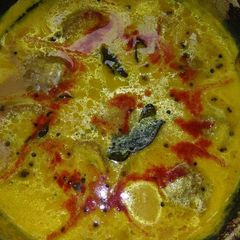 A picture of Besan kadhi.
