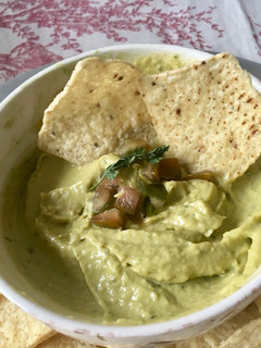 Una foto de Guacamole casero🥑🍟
