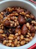 Fessolets a la salvia y ajo negro con salchichas