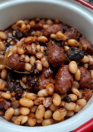 Una foto de Fessolets a la salvia y ajo negro con salchichas