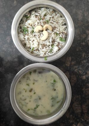 મઠ પુલાવ (Moth Pulao Recipe In Gujarati) રેસીપી મુખ્ય ફોટો