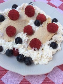 Une photo de Pavlova aux fruits rouges