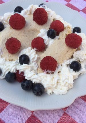 Une photo de Pavlova aux fruits rouges