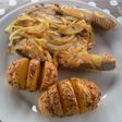 Atún encebollado y patatas asadas a las finas hierbas