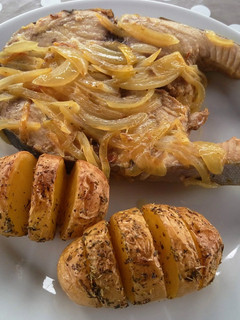 Una foto de Atún encebollado y patatas asadas a las finas hierbas
