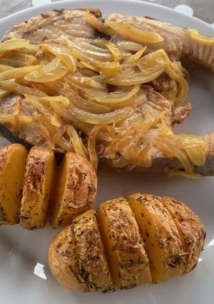 Foto principal de Atún encebollado y patatas asadas a las finas hierbas