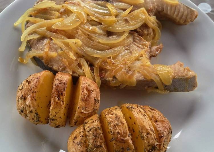 Atún encebollado y patatas asadas a las finas hierbas