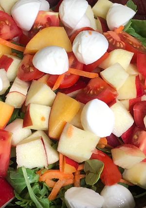 Hình của món Salat đào 🍑 (Panzanella Salad).