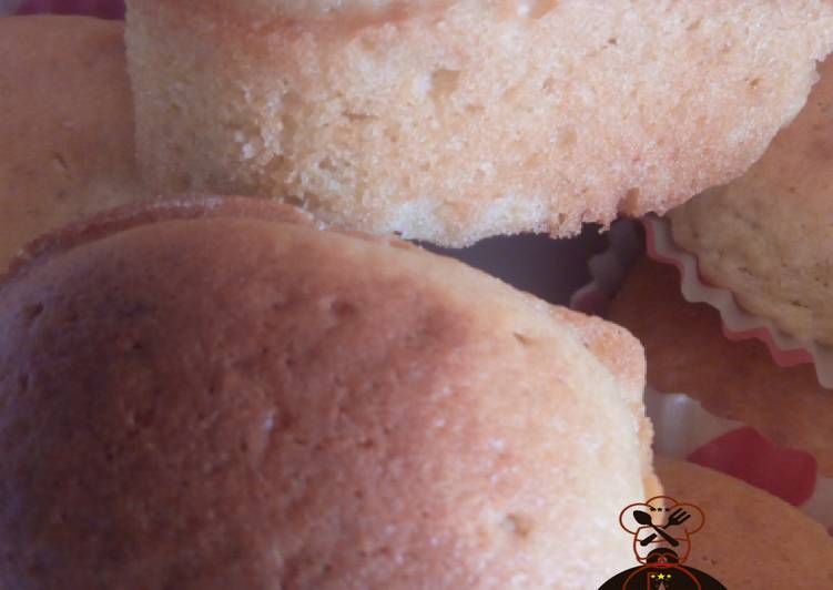 Frosty Vanilla cupcakes