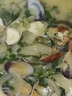 Una foto de Pencas de acelgas con almejas y krema de acelgas🌱🥬🥬