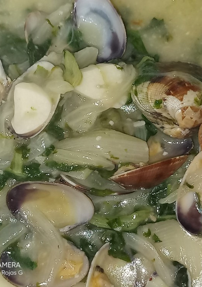 Una foto de Pencas de acelgas con almejas y krema de acelgas🌱🥬🥬