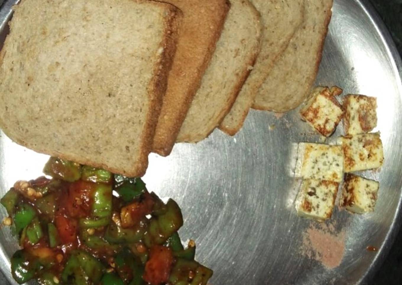 Stir fry capsicum and tomatoes with paneer cube and brown bread