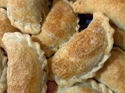 Una foto de que condimentos se le pone a la empanada de carne