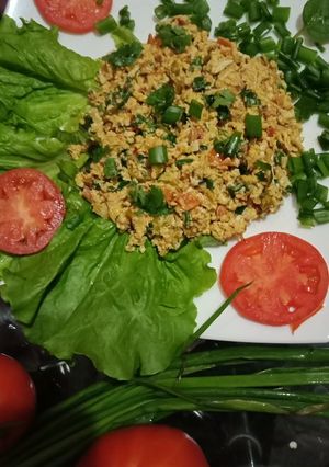 A picture of Eggs with veggies.
