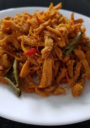 Hình của món Khô gà lá chanh.