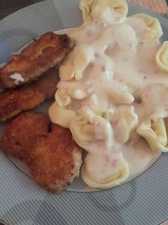 Una foto de Tortellini de queso a la carbonara con carne rebozada