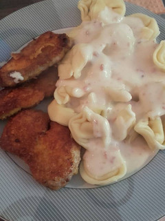 Una foto de Tortellini de queso a la carbonara con carne rebozada