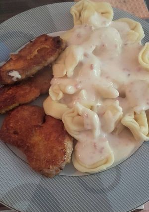 Una foto de Tortellini de queso a la carbonara con carne rebozada