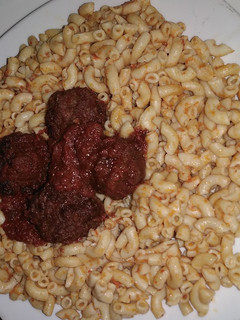 A picture of Stir and fry macaroni with meat beat balls.