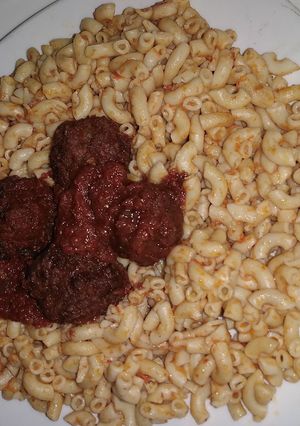 A picture of Stir and fry macaroni with meat beat balls.