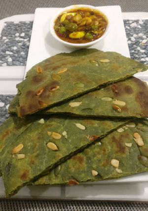 A picture of Bathuwa ke spicey paranthe.
