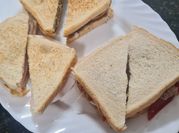 Una foto de sandwich de surimi