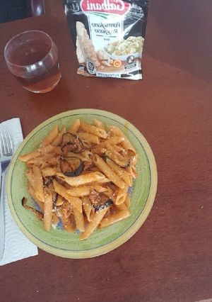 Une photo de Penne aubergine parmesan