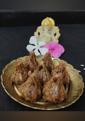 ખજૂર તાહીની મોદક (Dates Tahini Modak recipe in Gujarati) રેસીપી મુખ્ય ફોટો